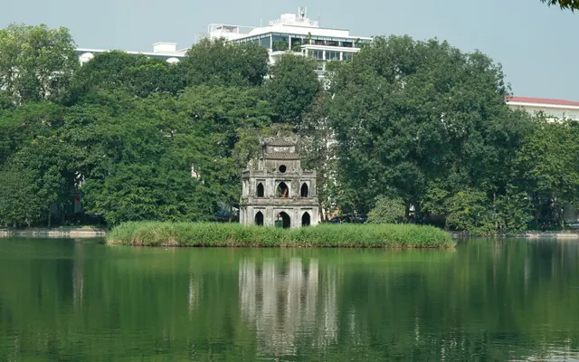 Tháp Rùa trên hồ Hoàn Kiếm, Hà Nội, ban ngày